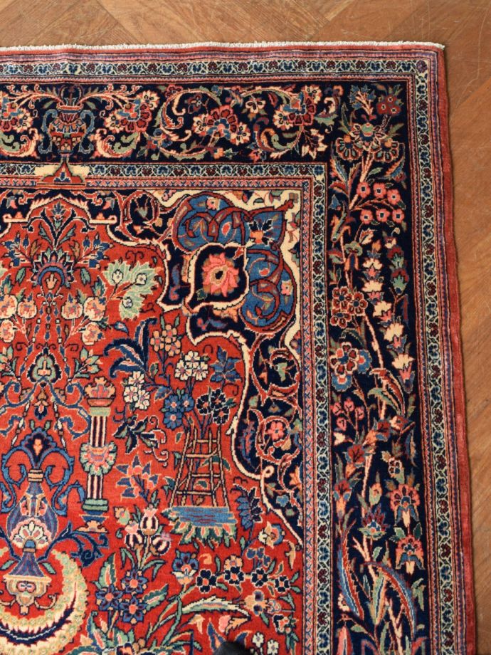 アンティークの絨毯の右上