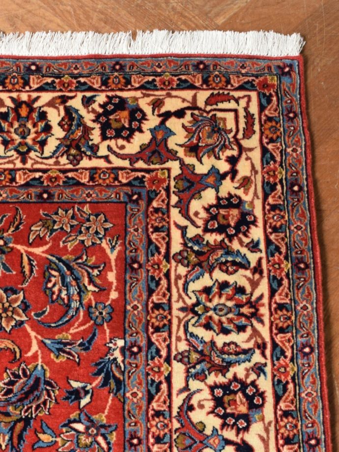 アンティークの絨毯の右上