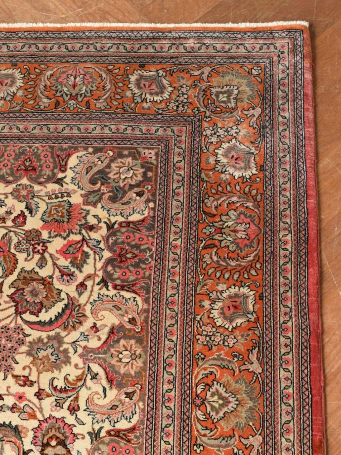 アンティークの絨毯の右上