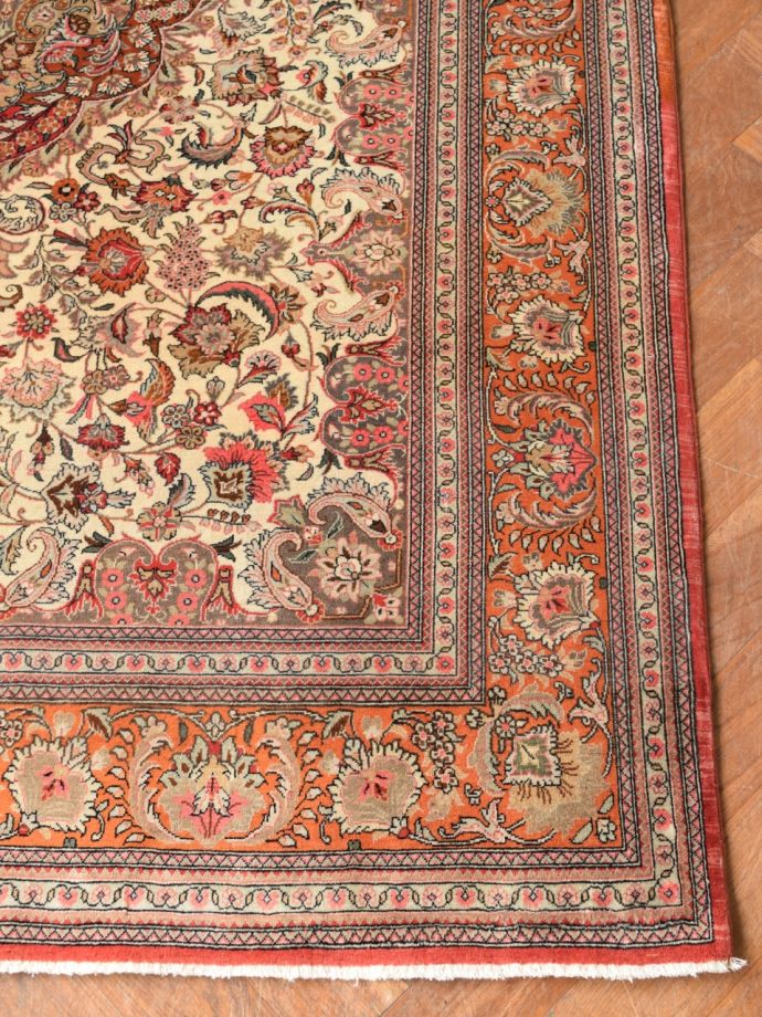 アンティーク絨毯の右下