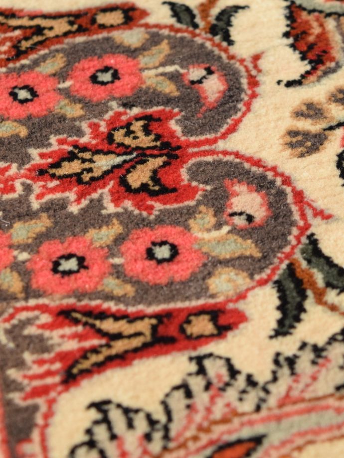 アンティーク絨毯の毛足の長さのズーム