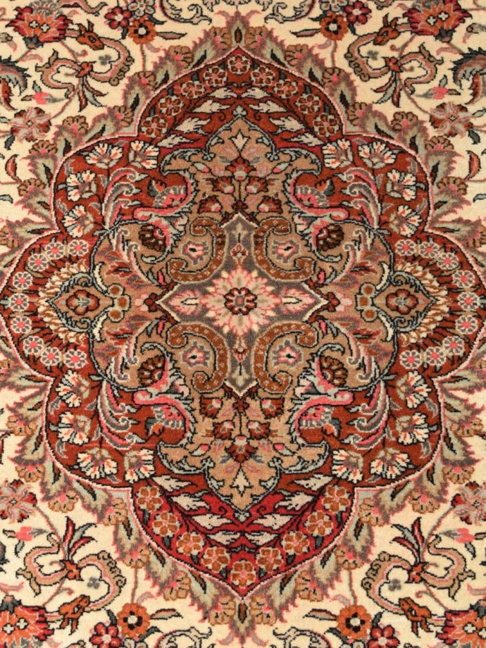 アンティーク絨毯の詳細中央