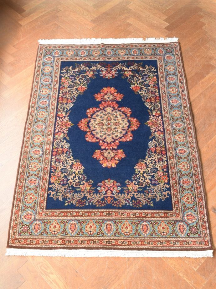 1点もののアンティーク絨毯