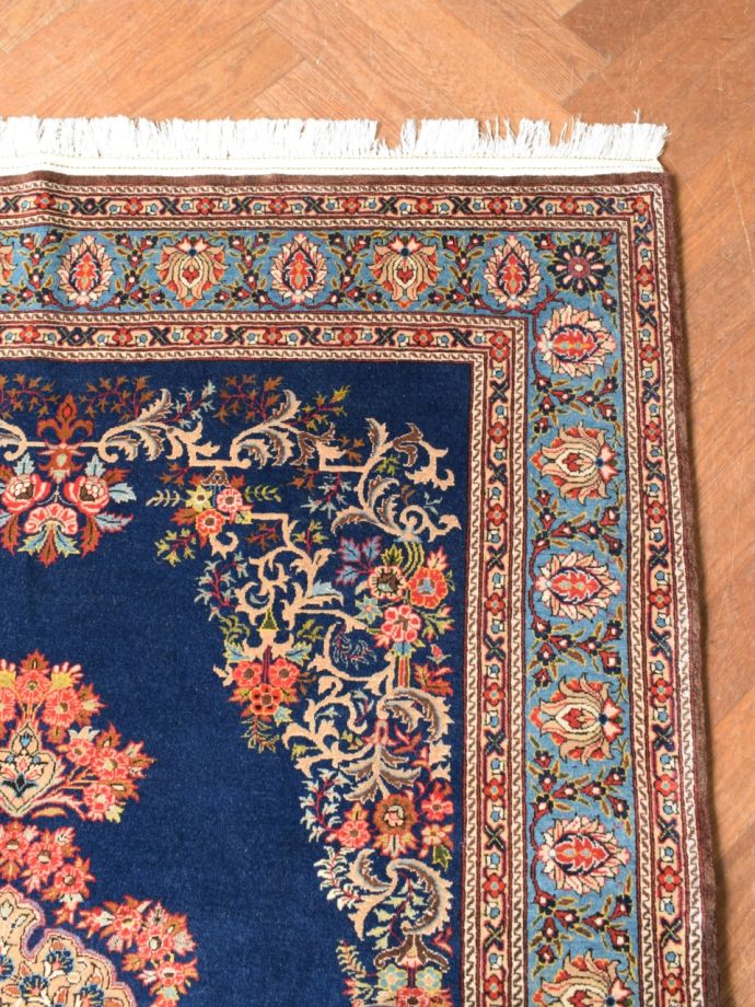 アンティークの絨毯の右上