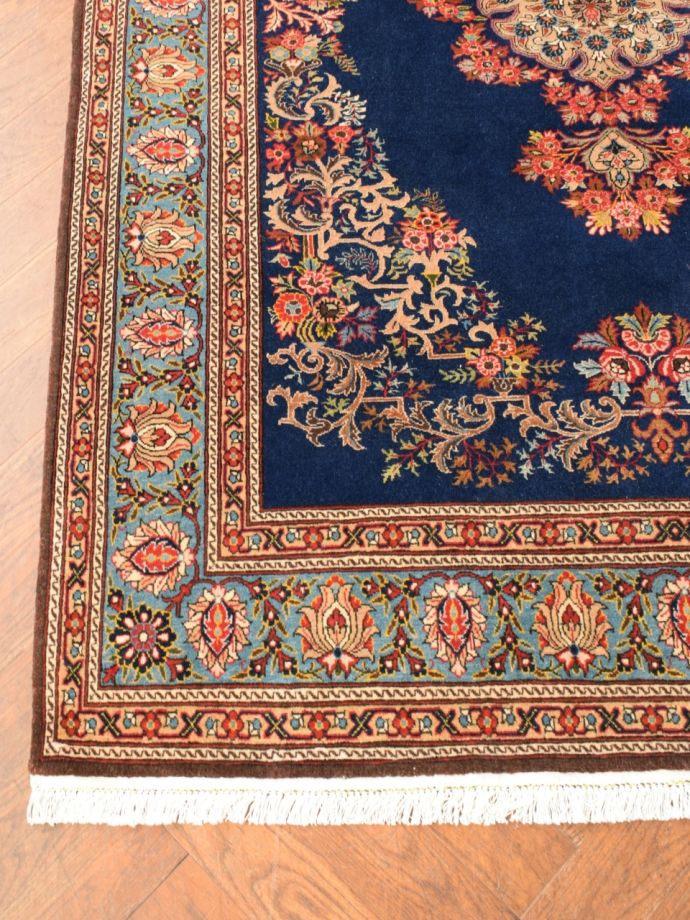 アンティーク絨毯の左下