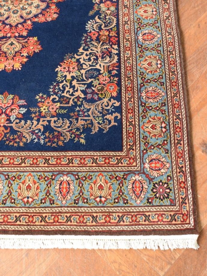 アンティーク絨毯の右下