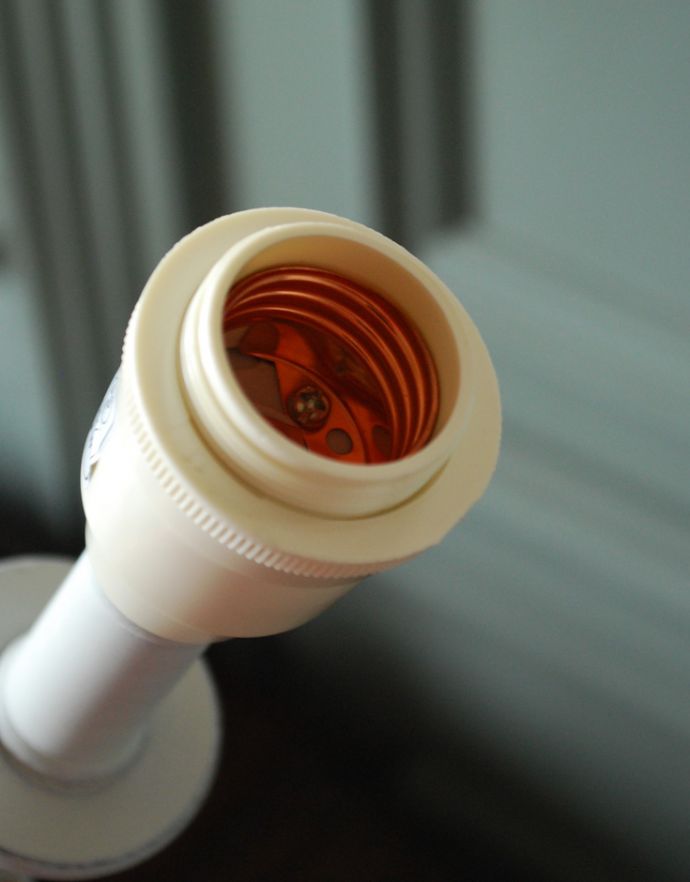 スタンドライト 照明・ライティング フレンチホワイトのシンプルなテーブルランプ 。量販店で購入OKな国産球(E26タイプ・60Wまで)が使用できます。(n-1105)