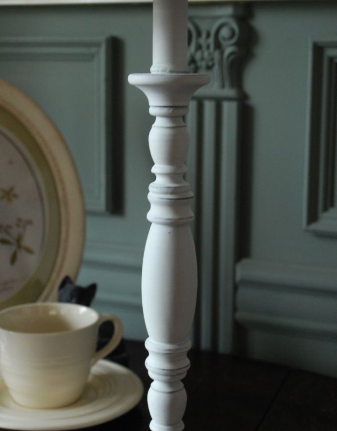 スタンドライト 照明・ライティング フレンチホワイトのシンプルなテーブルランプ 。装飾の美しいスタンドです。(n-1105)