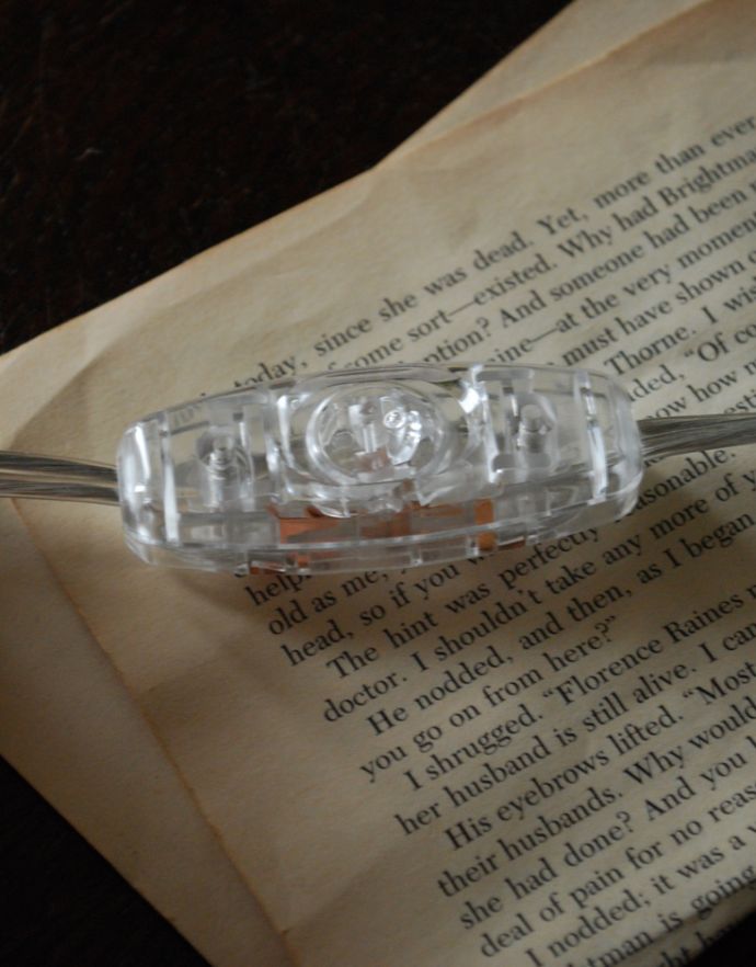 スタンドライト 照明・ライティング フレンチホワイトのシンプルなテーブルランプ 。手元で切り替えが出来るタイプです。(n-1105)