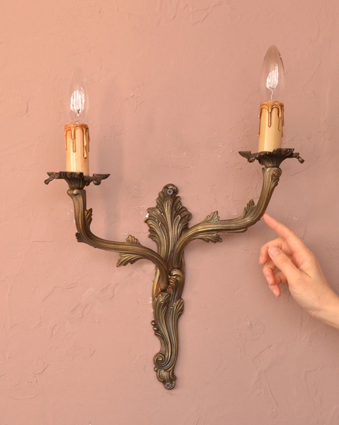 壁付けブラケット　照明・ライティング　アンティーク風の２灯タイプの素敵なウォールランプ（Ｅ17シャンデリア球付）。。(n-474)