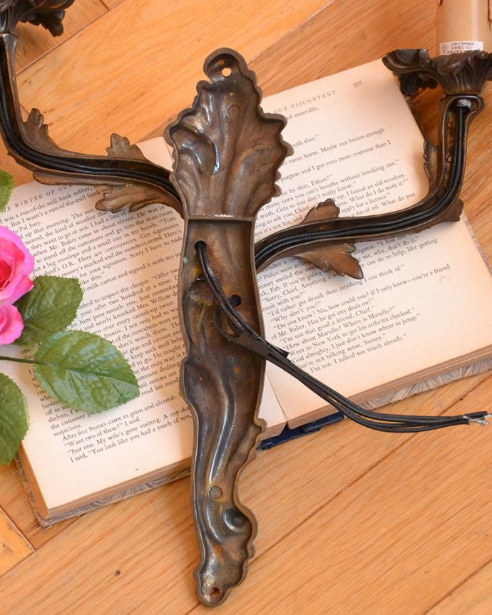 壁付けブラケット　照明・ライティング　アンティーク風の２灯タイプの素敵なウォールランプ（Ｅ17シャンデリア球付）。。(n-474)