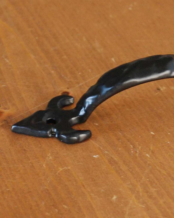 取っ手・ハンドル　住宅用パーツ　ヴィンテージ風アイアンの取っ手・家具のハンドル。取っ手１つで雰囲気がオシャレに変わります！ビス穴が２ヶ所あります。(n-691)