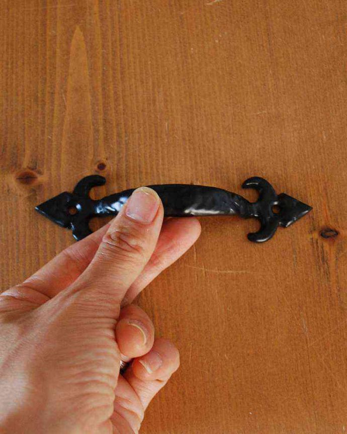 取っ手・ハンドル　住宅用パーツ　ヴィンテージ風アイアンの取っ手・家具のハンドル。大きさはコレくらいです和の雰囲気にもしっくりくる取っ手です。(n-691)