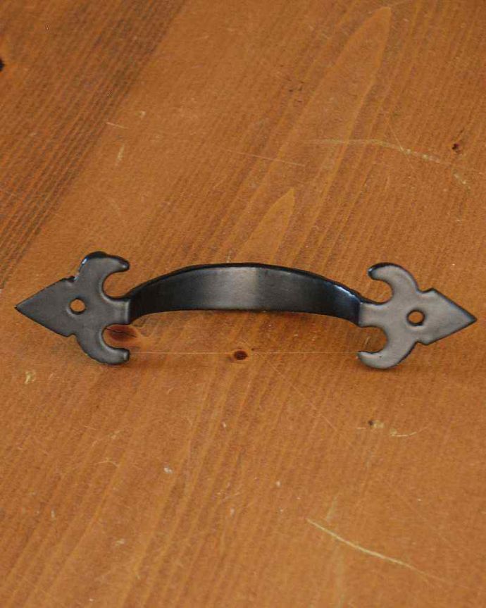 取っ手・ハンドル　住宅用パーツ　ヴィンテージ風アイアンの取っ手・家具のハンドル。裏側はこんな感じです。(n-691)