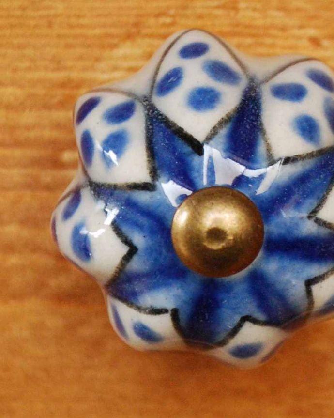 取っ手・ハンドル　住宅用パーツ　毎日使う持ち手をちょっとおしゃれに･･･爽やかなブルーと白の模様のセラミックノブ。家具のアクセントになるブルーの取っ手ほっこりとぬくもりある陶器製の取っ手。(n-693)