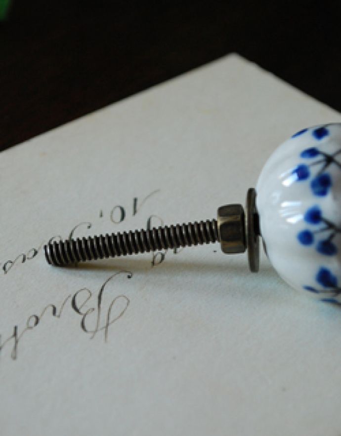 取っ手・ハンドル　住宅用パーツ　毎日使う持ち手をちょっとおしゃれに･･･爽やかなブルーと白の模様のセラミックノブ。取り付けもカンタン後ろからナットで留めるだけ。(n-693)