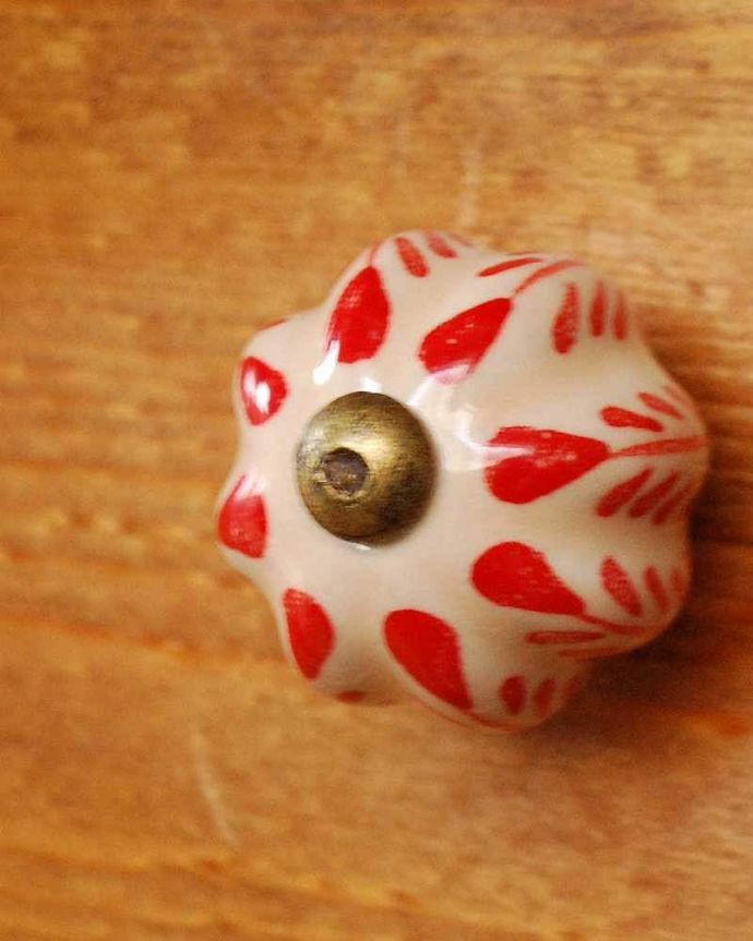 取っ手・ハンドル　住宅用パーツ　毎日使う持ち手をちょっとおしゃれに･･･赤いお花模様のセラミックノブ。家具のアクセントになる取っ手ほっこりとぬくもりある陶器製の取っ手。(n-694)