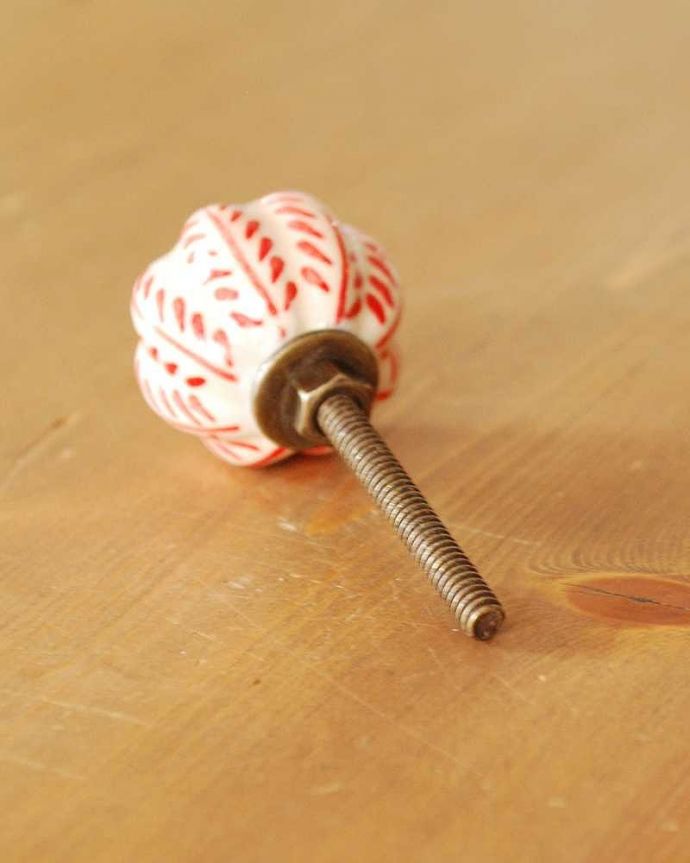 取っ手・ハンドル　住宅用パーツ　毎日使う持ち手をちょっとおしゃれに･･･赤いお花模様のセラミックノブ。取り付けもカンタン後ろからナットで留めるだけ。(n-694)
