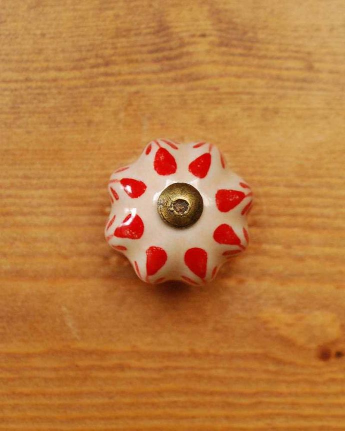 取っ手・ハンドル　住宅用パーツ　毎日使う持ち手をちょっとおしゃれに･･･赤いお花模様のセラミックノブ。正面から見るとこんな感じです。(n-694)