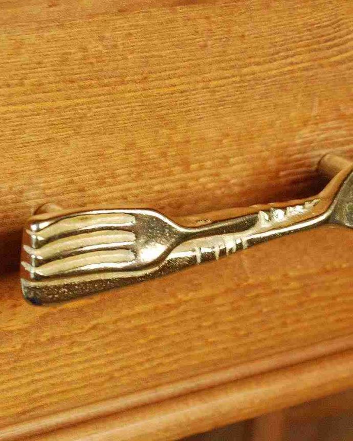 取っ手・ハンドル　住宅用パーツ　アンティーク風の真鍮製の取っ手（ハンドル）。取っ手１つで雰囲気がオシャレに変わります！ビス穴が２ヶ所あります。(n-718)