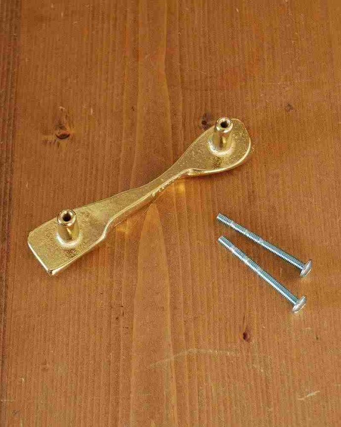 取っ手・ハンドル　住宅用パーツ　アンティーク風の真鍮製の取っ手（ハンドル）。※ビスもセットでお届けしますので、すぐに使用できます。(n-718)