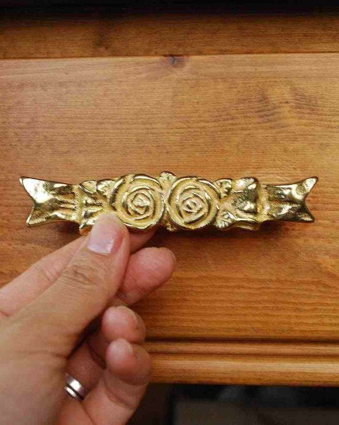 取っ手・ハンドル　住宅用パーツ　家具のハンドルにオススメの真鍮製の取っ手。リボン×ローズのエレガントなデザインです。(n-719)