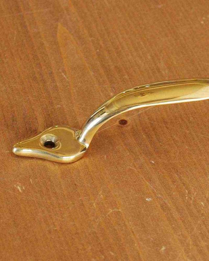 取っ手・ハンドル　住宅用パーツ　家具のハンドル、真鍮の取っ手（ゴールド）ビス付き。取っ手１つで雰囲気がオシャレに変わります！ビス穴が２ヶ所あります。(n-786)