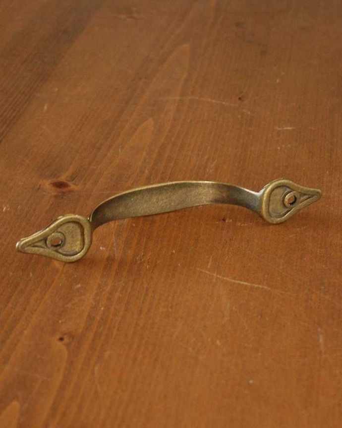 取っ手・ハンドル　住宅用パーツ　家具のハンドル、真鍮の取っ手（ゴールド）ビス付き。取り付けもカンタン※ビスもセットでお届けします。(n-786)