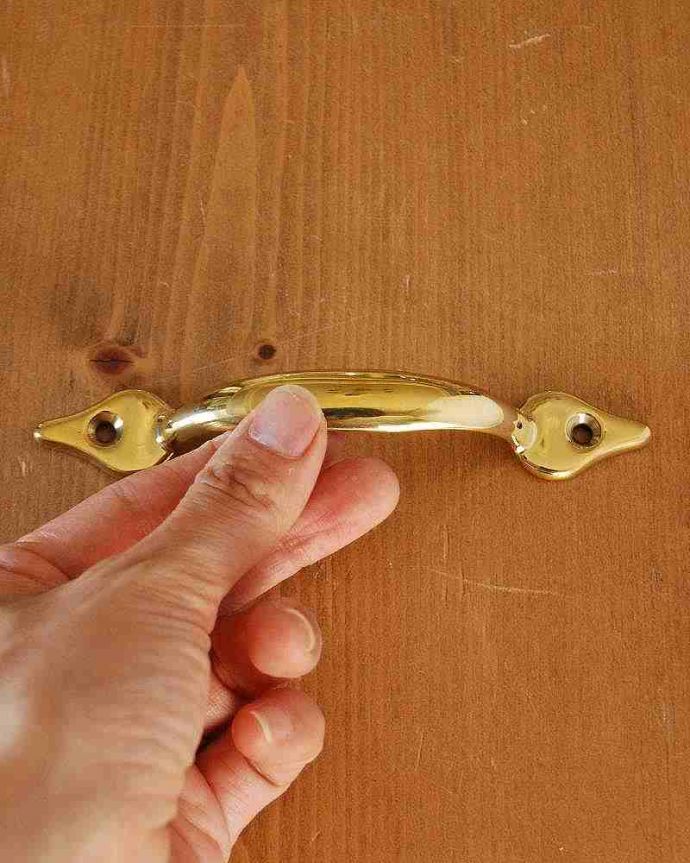 取っ手・ハンドル　住宅用パーツ　家具のハンドル、真鍮の取っ手（ゴールド）ビス付き。大きさはコレくらいです握りやすいハンドルです。(n-786)