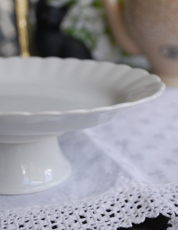 ダイニング雑貨　インテリア雑貨　陶器製のコンポート（Ｂ・スカート）。パーティーや来客のおもてなしでも喜んでもらえそうです。(n1-140)