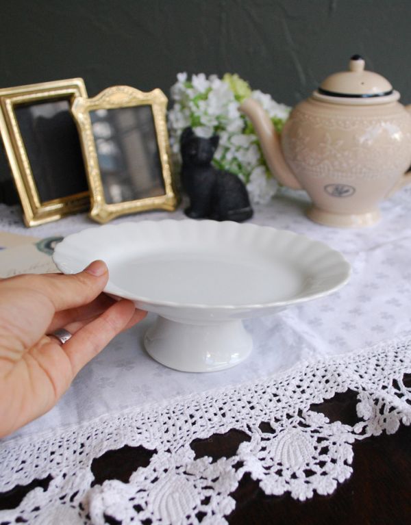 ダイニング雑貨　インテリア雑貨　陶器製のコンポート（Ｂ・スカート）。ふわっとしたフリルの縁どりが華やかです。(n1-140)