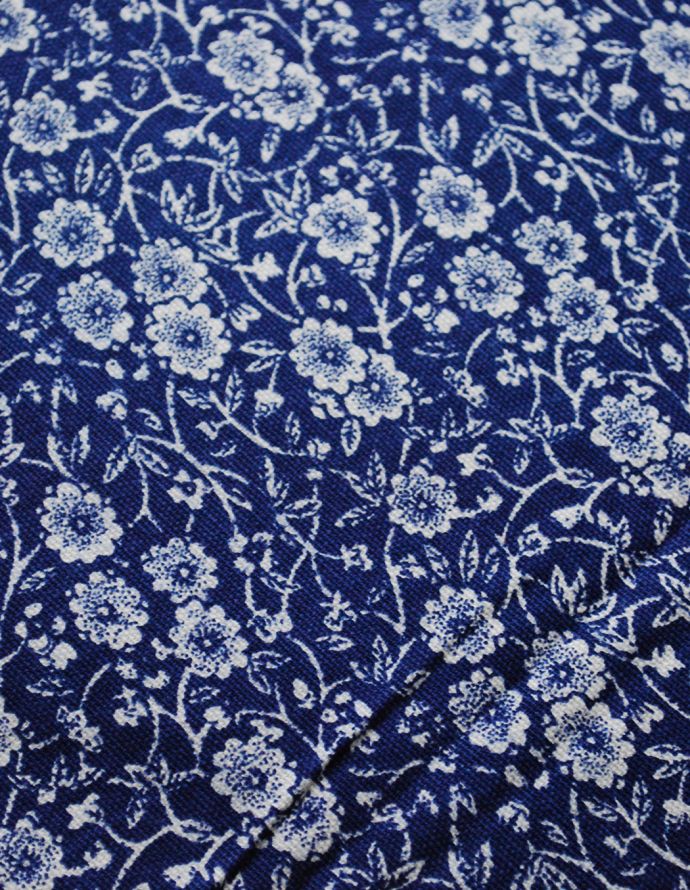 バーレイ食器 インテリア雑貨 英国輸入雑貨 バーレイ社のテーブルクロスS(ブルーキャリコ)140×140。氷の上に落ちたプルナス(桜の一種)をイメージしています。(n1-175)