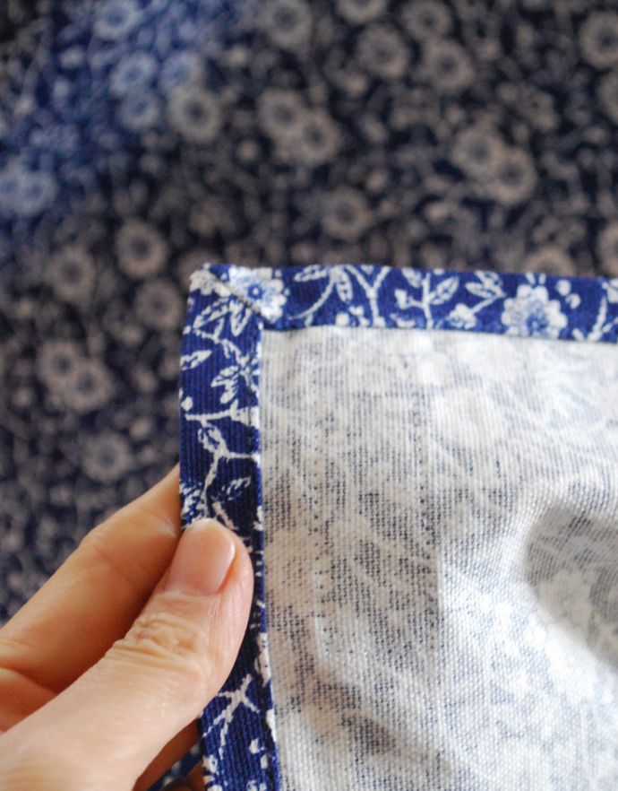 バーレイ食器 インテリア雑貨 英国輸入雑貨 バーレイ社のテーブルクロスS(ブルーキャリコ)140×140。しっかりした厚みのあるコットン100%の生地です。(n1-175)