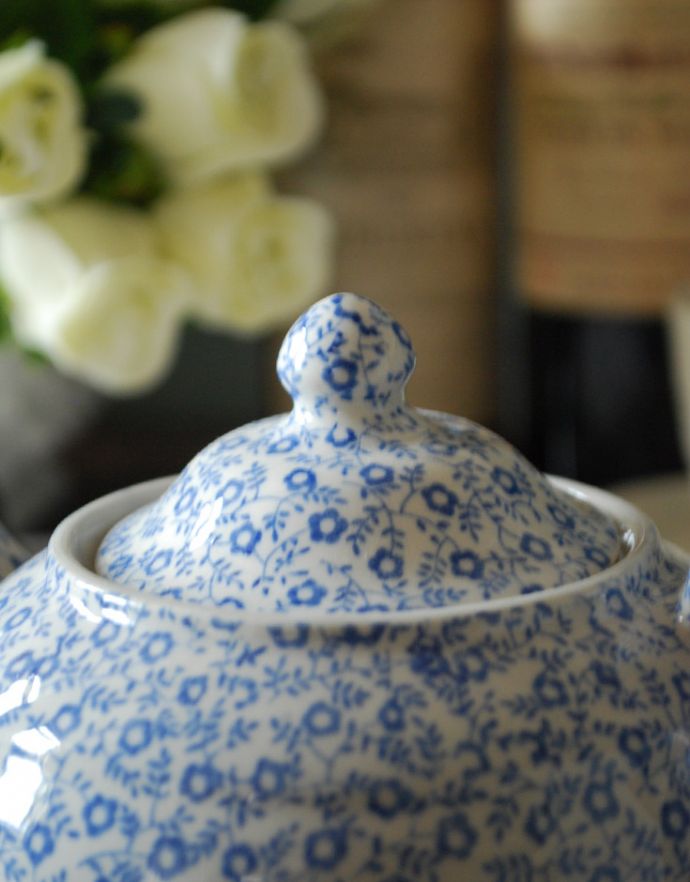 バーレイ食器　インテリア雑貨　英国輸入雑貨　バーレイ社のティーポット（ブルーフェリシティ）。フタにもたっぷり模様があります。(n1-223)