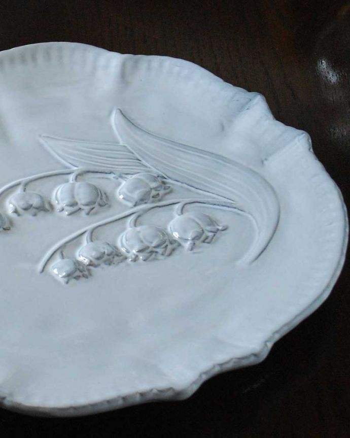 ダイニング雑貨　インテリア雑貨　スズランの模様がとっても可愛いミュゲ（Muguet）のディナープレート・S。幸せを運んでくれるお花のモチーフミュゲとはスズランのこと。(n1-284)