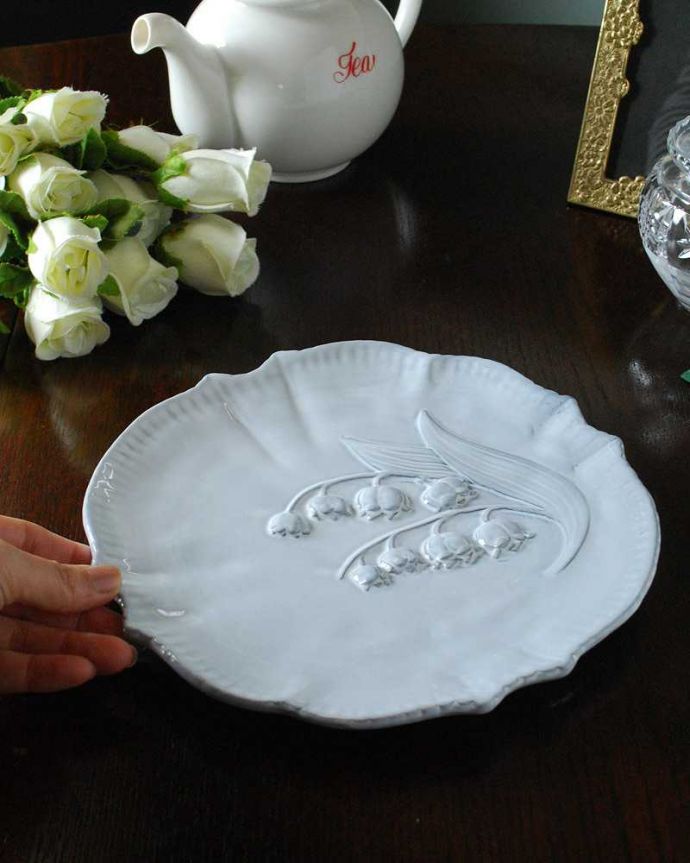 ダイニング雑貨　インテリア雑貨　スズランの模様がとっても可愛いミュゲ（Muguet）のディナープレート・S。たっぷり乗せて使えます幸せを運んできてくれるデザインの器で至福の時間を過ごしてください。(n1-284)