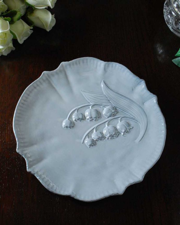 ダイニング雑貨　インテリア雑貨　スズランの模様がとっても可愛いミュゲ（Muguet）のディナープレート・S。上から見ると・・・まるでフランスのアンティークのような釉薬を使った仕上げ方の器。(n1-284)