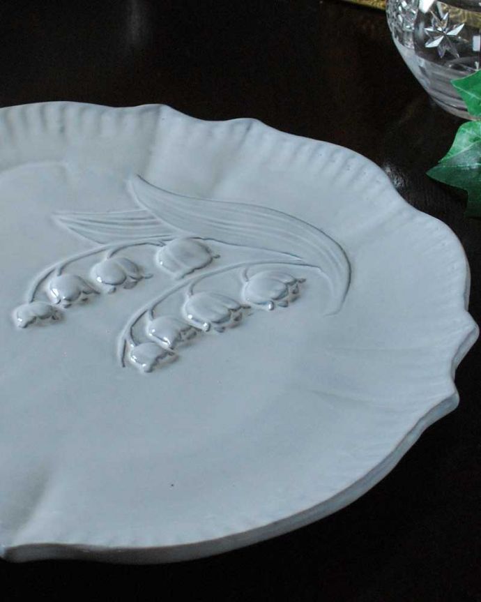 ダイニング雑貨　インテリア雑貨　スズランの模様がとっても可愛いミュゲ（Muguet）のディナープレート・L。幸せを運んでくれるお花のモチーフミュゲとはスズランのこと。(n1-285)