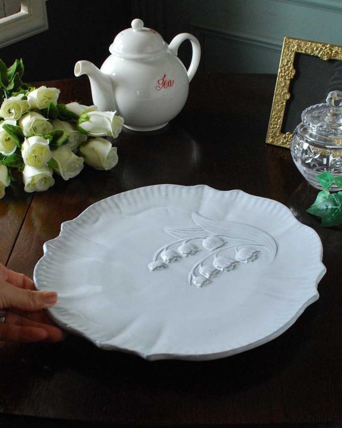 ダイニング雑貨　インテリア雑貨　スズランの模様がとっても可愛いミュゲ（Muguet）のディナープレート・L。たっぷり乗せて使えます幸せを運んできてくれるデザインの器で至福の時間を過ごしてください。(n1-285)