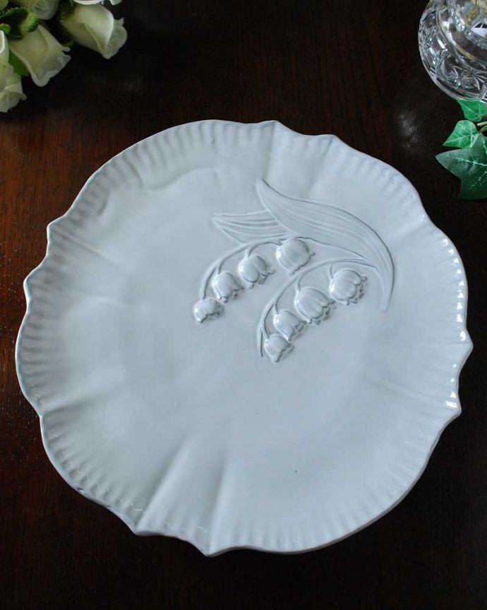 ダイニング雑貨　インテリア雑貨　スズランの模様がとっても可愛いミュゲ（Muguet）のディナープレート・L。上から見ると・・・まるでフランスのアンティークのような釉薬を使った仕上げ方の器。(n1-285)