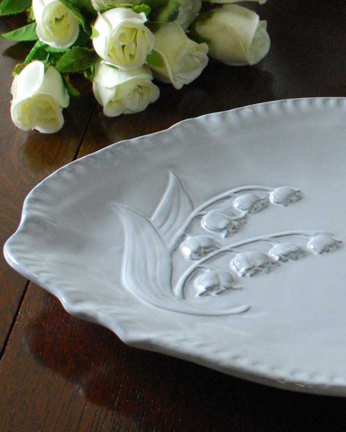 ダイニング雑貨　インテリア雑貨　スズランの模様がとっても可愛いミュゲ（Muguet）のオーバルプレート。幸せを運んでくれるお花のモチーフミュゲとはスズランのこと。(n1-286)