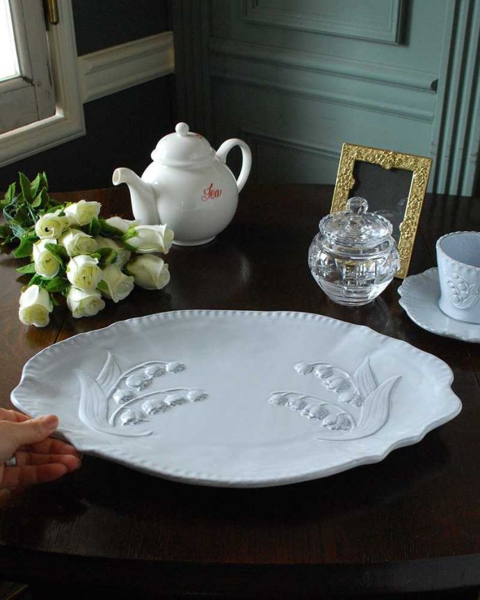 ダイニング雑貨　インテリア雑貨　スズランの模様がとっても可愛いミュゲ（Muguet）のオーバルプレート。たっぷり乗せて使えます幸せを運んできてくれるデザインの器で至福の時間を過ごしてください。(n1-286)