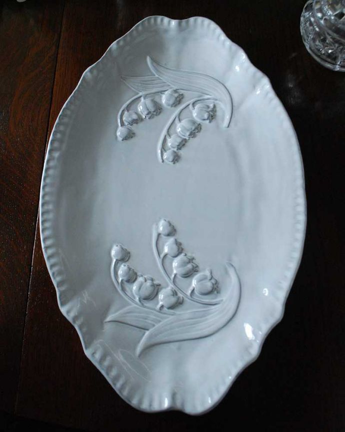 ダイニング雑貨　インテリア雑貨　スズランの模様がとっても可愛いミュゲ（Muguet）のオーバルプレート。上から見ると・・・まるでフランスのアンティークのような釉薬を使った仕上げ方の器。(n1-286)