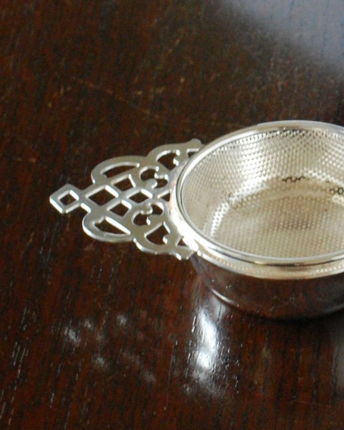 ダイニング雑貨　インテリア雑貨　英国の老舗カトラリーメーカー、アーサープライス社のティーストレーナー。お茶の時間を華やかにしてくれる銀のティーストレーナー毎日のお茶の時間や、特別なおもてなしにもピッタリな美しい銀のティーストレーナーです。(n1-331)