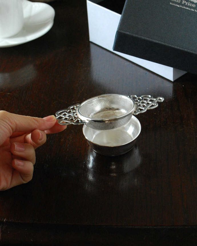 ダイニング雑貨　インテリア雑貨　英国の老舗カトラリーメーカー、アーサープライス社のティーストレーナー。英国王室御用達の品質高品質で上質なカトラリー。(n1-331)