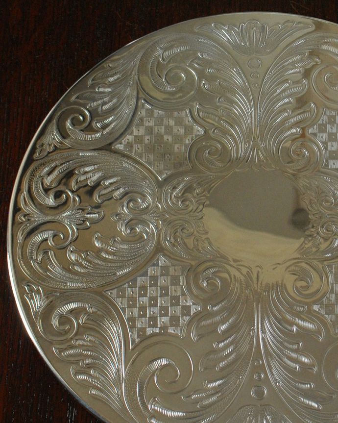 ダイニング雑貨 インテリア雑貨 英国の老舗カトラリーメーカー、アーサープライス社のテーブルマット(トリベット)。お茶の時間を華やかにするシルバーのトリベット毎日のお茶の時間や、特別なおもてなしにもピッタリな美しい銀のトリベットです。(n1-333)