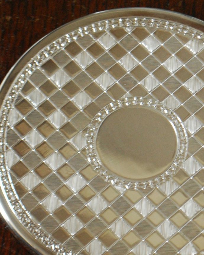 ダイニング雑貨　インテリア雑貨　英国の老舗カトラリーメーカー、アーサープライス社のチェッカードコースター。お茶の時間を華やかにするシルバーコースター毎日のお茶の時間や、特別なおもてなしにもピッタリな美しい銀のコースターです。(n1-334)