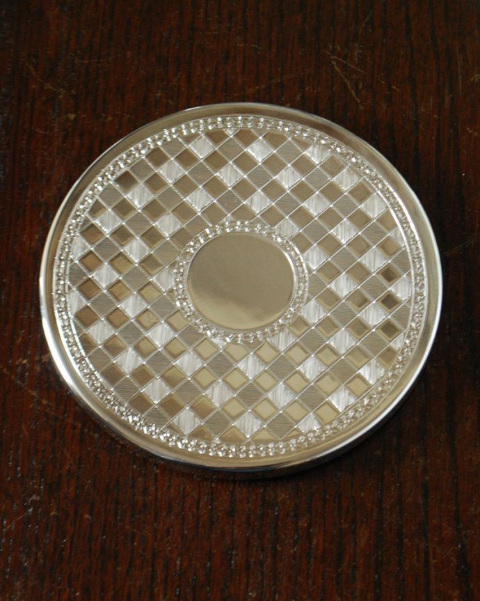 ダイニング雑貨　インテリア雑貨　英国の老舗カトラリーメーカー、アーサープライス社のチェッカードコースター。上から見るとこんな感じです在庫数がなくてもご準備出来ることがありますので、ご希望の方はお知らせ下さい。(n1-334)