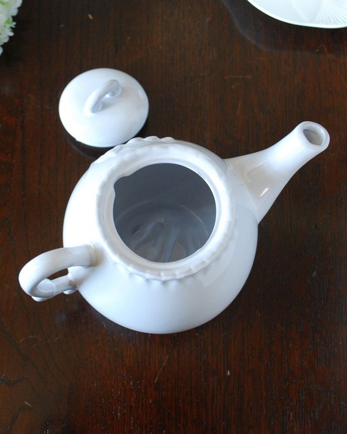 ダイニング雑貨 インテリア雑貨 スズランの模様がとっても可愛いミュゲ(Muguet)のティーポット。上から見ると・・・まるでフランスのアンティークのような釉薬を使った仕上げ方の器。(n1-336)