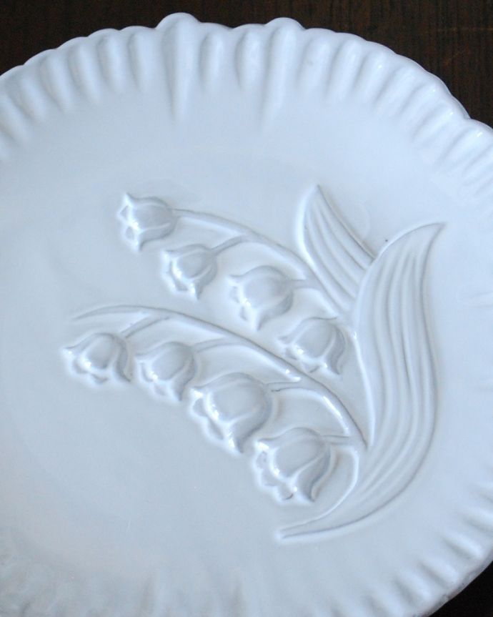 ダイニング雑貨　インテリア雑貨　スズランの模様がとっても可愛いミュゲ（Muguet）のケーキプレート。幸せを運んでくれるお花のモチーフミュゲとはスズランのこと。(n1-337)